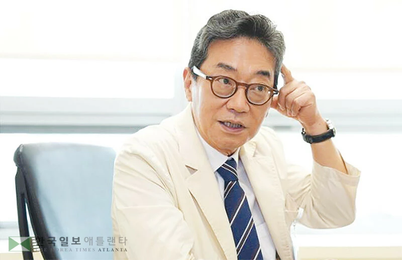 8월 26일 서울 서초구 서울성모병원에서 손병철 신경외과 교수가 후두신경통에 대해 설명하고 있다. [서울성모병원 제공]