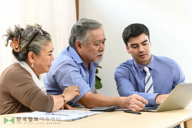 은퇴를 앞두고 모기지 대출을 모두 갚을 경우 재정적으로 손해일 수도 있어 현명한 결정이 필요하다. <사진=Shutterstock>
