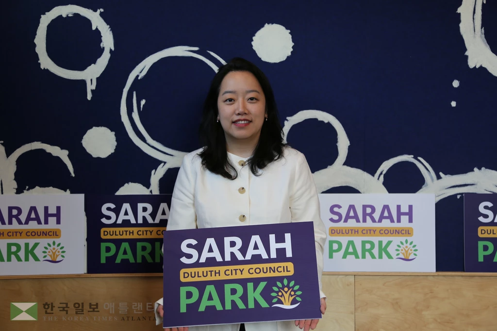 둘루스 시의원에 출마한 한인 차세대 사라 박 후보가 4일 기자회견을 열고 있다.