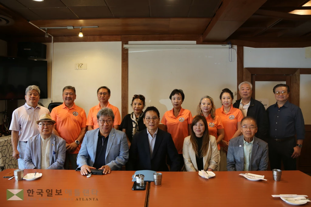애틀랜타한인회는 4일 이홍기 측 인사 6명에 대한 소송을 제기했다고 발표했다. 한인회 소송 제기인 및 임원들이 한자리에 모였다.