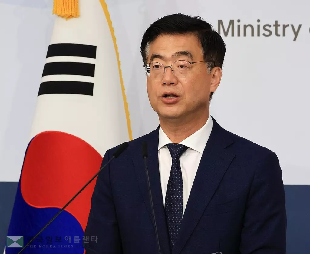 한국 외교부 이재웅 대변인이 5일 서울 외교부 청사에서 미국 당국의 한국 기업 공장 단속에 대해 브리핑하고 있다. 