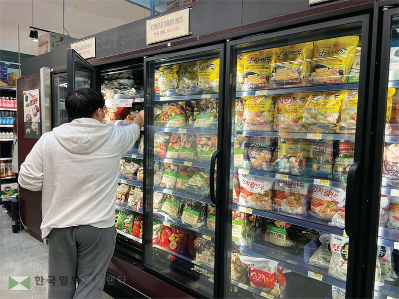  트럼프 행정부의 보편·상호 관세로 한국 식품 가격도 들썩이고 있다. 한 소비자가 한인 마켓에서 다양한 한국 냉동 식품을 살펴보고 있다. [한국일보]