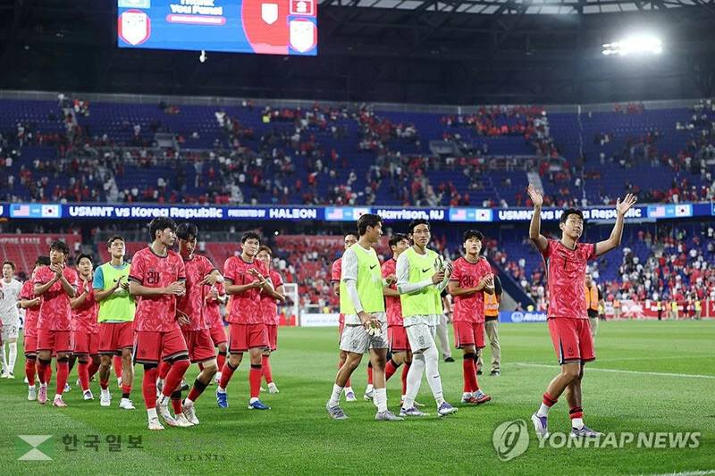  (해리슨[미국 뉴저지주]=연합뉴스) 윤동진 기자 = 6일 뉴저지주 해리슨 스포츠일러스트레이티드 스타디움에서 열린 한국 대 미국 친선경기에서 2 대 0으로 승리한 한국 선수들이 관중들에게 인사를 하고 있다. 