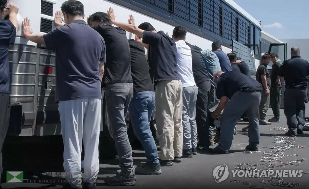  이민 단속 당국이 홈페이지를 통해 지난 4일조지아주 현대차그룹-LG에너지솔루션의 합작 배터리 공장 건설현장에서 벌인 불법체류·고용 단속 현장 영상을 홈페이지를 통해 공개했다.  [ICE 홈페이지 영상 캡처. 재판매 및 DB 금지] 