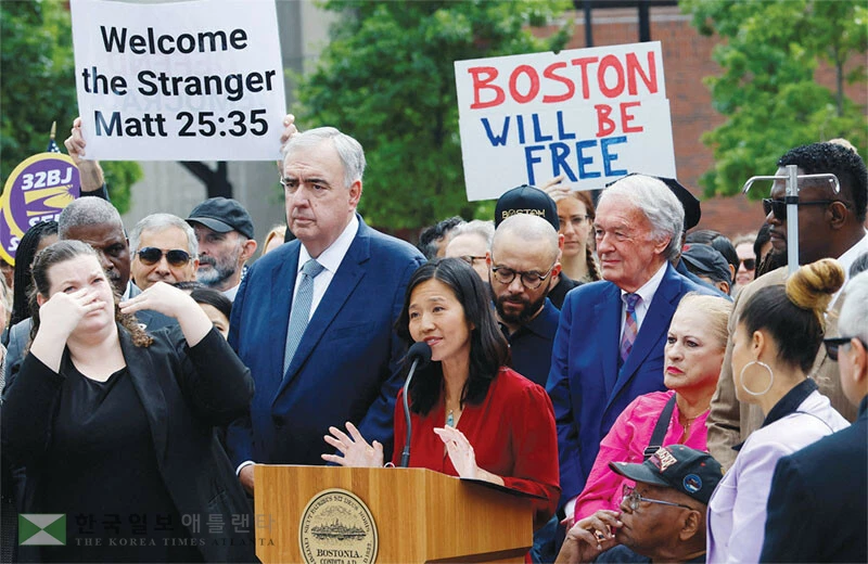  보스턴의 미셸 우(앞줄 가운데) 시장이 연방 법무부의 ‘피난처 도시’ 정책 폐지 요구에 반발하는 회견을 하고 있다. [로이터]