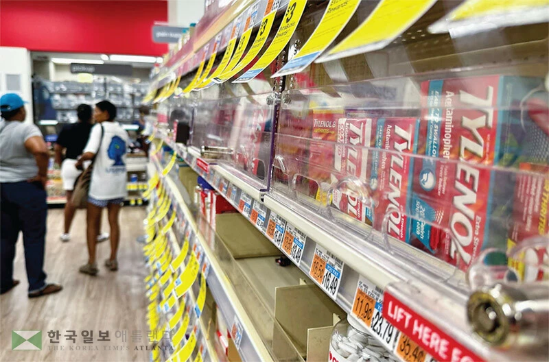  약국 체인점 진열장에 타이레놀이 진열돼 있다. [로이터]