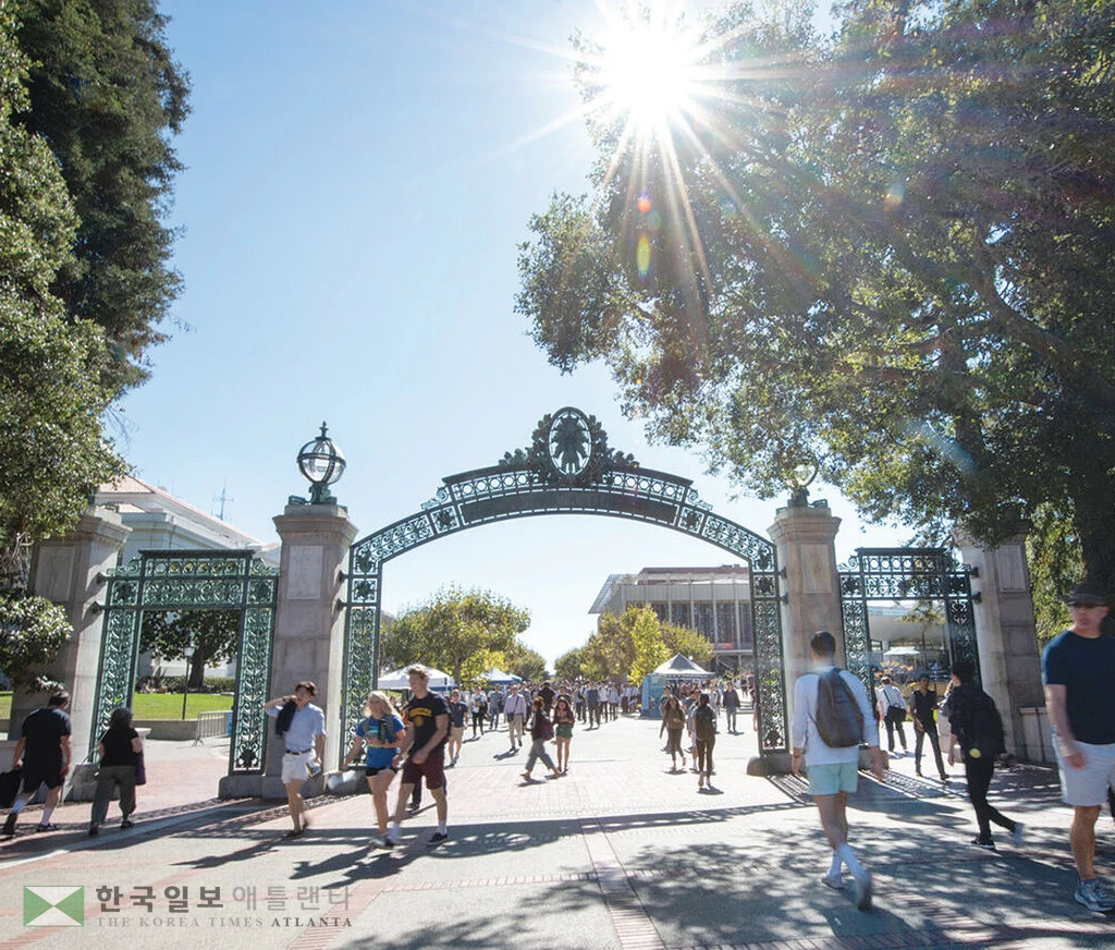 포브스 선정‘최고 공립대’ 순위에서 UC 버클리가 1위에 선정됐다. UC 버클리 졸업 3년 차 중위소득은 9만900달러로 최 상위권이다. <UC 홈페이지>