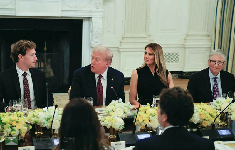 도널드 트럼프 대통령과 영부인 멜라니아 여사가 지난 4일 백악관 만찬에서 마크 저커버그(맨 왼쪽) 메타 최고경영자(CEO), 빌 게이츠(맨 오른쪽) 마이크로소프트(MS) 창업자 등과 대화하고 있다. [로이터]