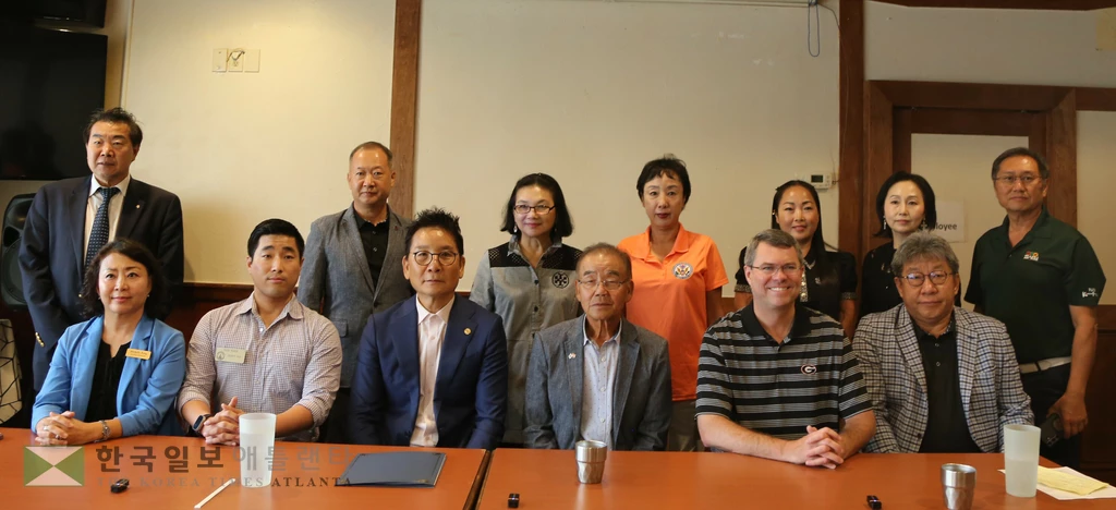 애틀랜타한인회는 지난 6일 긴급 기자회견을 갖고 현대차-LG에너지솔루션 합작 배터리공장에서 체포된 한인들의 지원을 위해 힘을 모으겠다고 발표했다.기자회견에 함께한 한인사회 인사들.