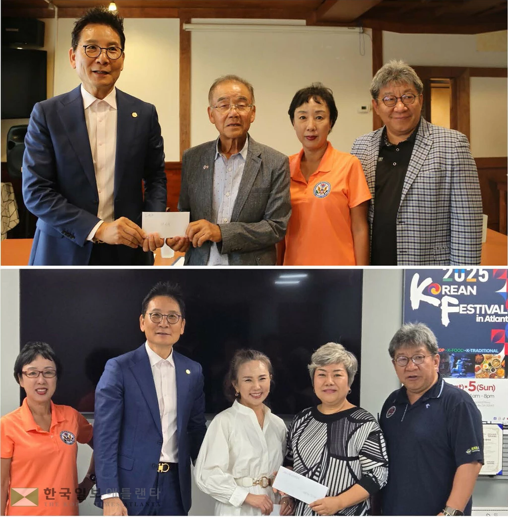 김백규 전 애틀랜타 한인회장이 한인회에 성금을 기탁하고 있다.(위 사진) 박인순 전국도시형소공인협합회 애틀랜타 지회장과 김희숙 애틀랜타 모델협회장이 한인회에 성금을 전달하고 있다.(아래 사진)