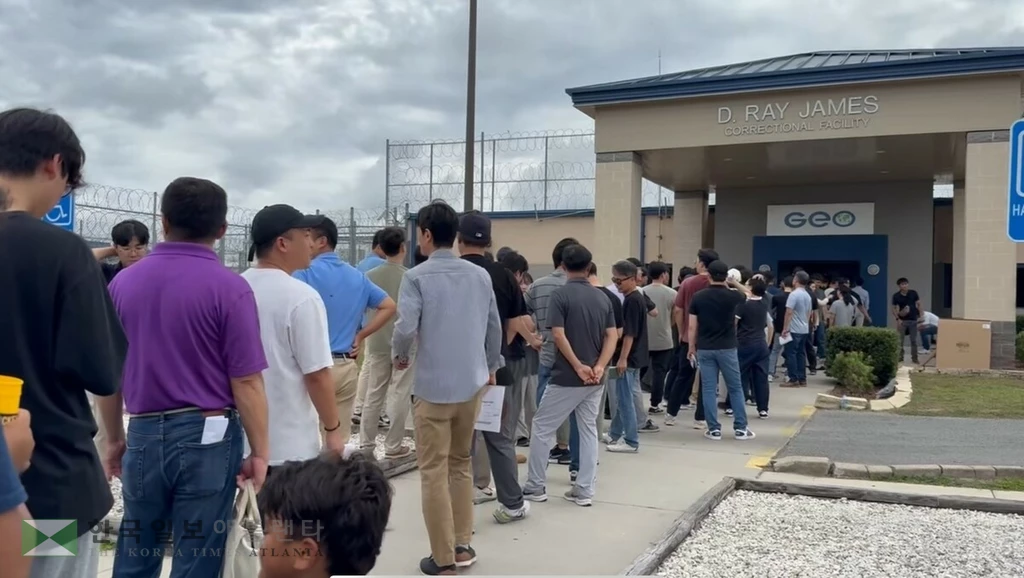 7일 조지아주 포크스턴에 있는 디레이 제임스 교정 시설 정문 앞으로 이곳에 구금된 한국인 노동자를 면회하러 온 동료, 소속사 관계자 100여 명이 길게 줄 서 있다. (연합포크스턴)