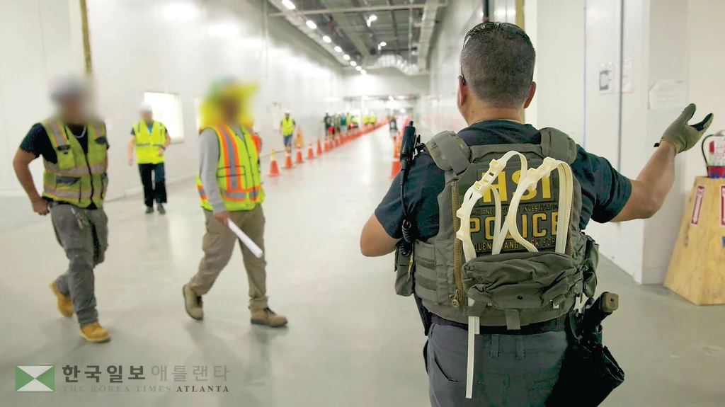 지난 4일 조지아주 현대차 배터리 공장 내 이민 요원들이 단속 모습. <ICE>