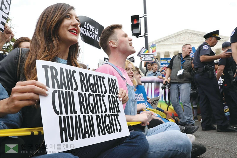  미국 내 성소수자 성인 중 약 절반은 종교인으로, 영적 신념도 높은 편으로 조사됐다. [로이터]