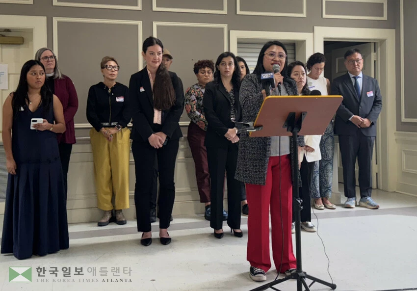조지아주 이민, 인권, 노동단체들이 8일 서배너에서 한인 등 475명이 이민당국에 체포 구금된 사건을 규탄하며 기자회견을 하고 있다.