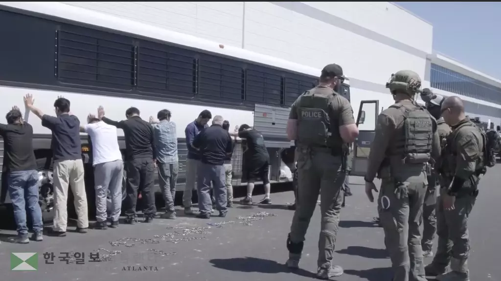 4일 현대차-LG엔솔 합작 배터리 공장 건설 현장 이민단속 모습, 체포된 475명 중 300여명의 한국인을 제외한 나머지는 대부분 현지 히스패닉 근로자들로 파악되고 있다.