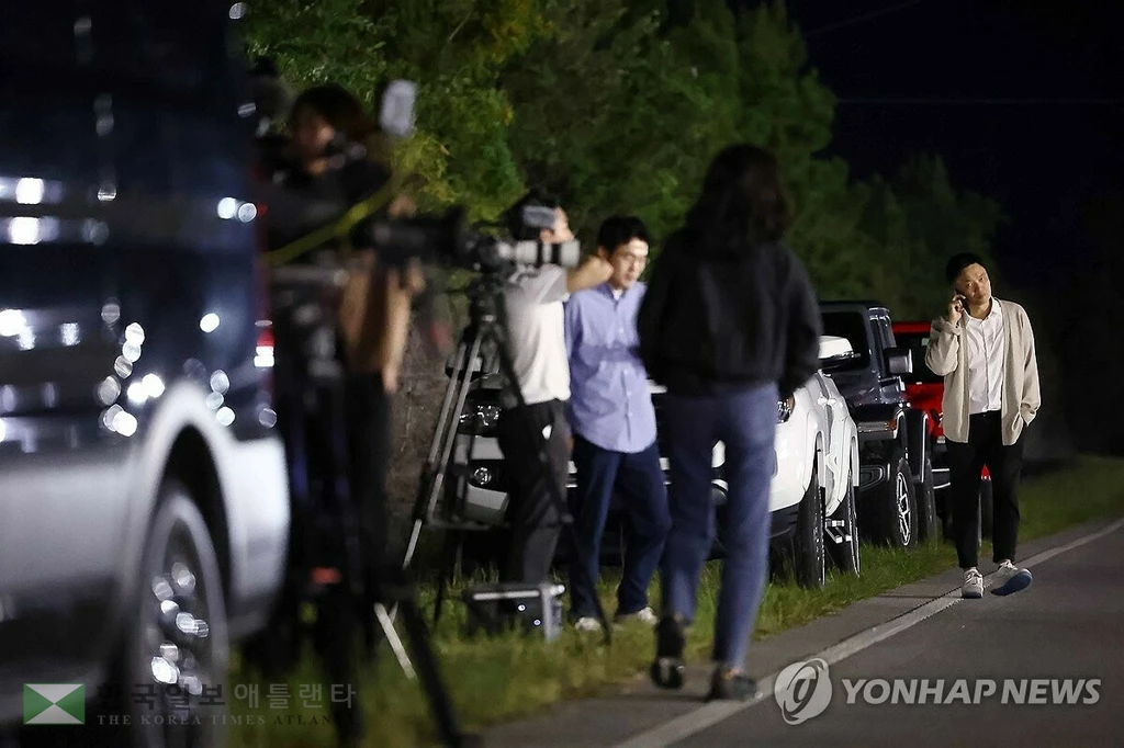 10일 미국 당국의 이민단속으로 체포된 현대차-LG엔솔 배터리공장 건설 현장 직원들이 수감돼 있는 조지아주 포크스턴의 이민세관단속국(ICE) 구금시설 앞에 취재진이 대기하고 있다. 외교부는 이날 미국 이민당국에 구금된 한국인들을 데려오려던 전세기 출발이 미국측 사정으로 어렵게 됐다고 밝혔다.(포크스턴 조지아주=연합뉴스) 