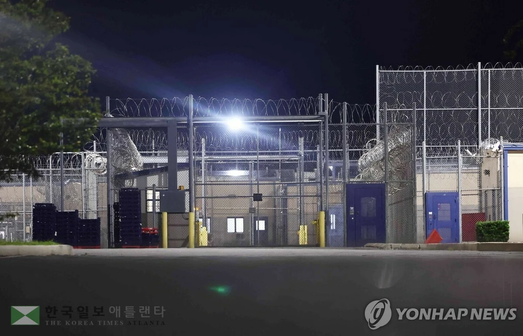 10일 미국 당국의 이민단속으로 체포된 현대차-LG엔솔 배터리공장 건설 현장 직원들이 수감돼 있는 조지아주 포크스턴의 이민세관단속국(ICE) 구금시설. 외교부는 이날 미국 이민당국에 구금된 한국인들을 데려오려던 전세기 출발이 미국측 사정으로 어렵게 됐다고 밝혔다.(포크스턴 조지아주=연합뉴스)