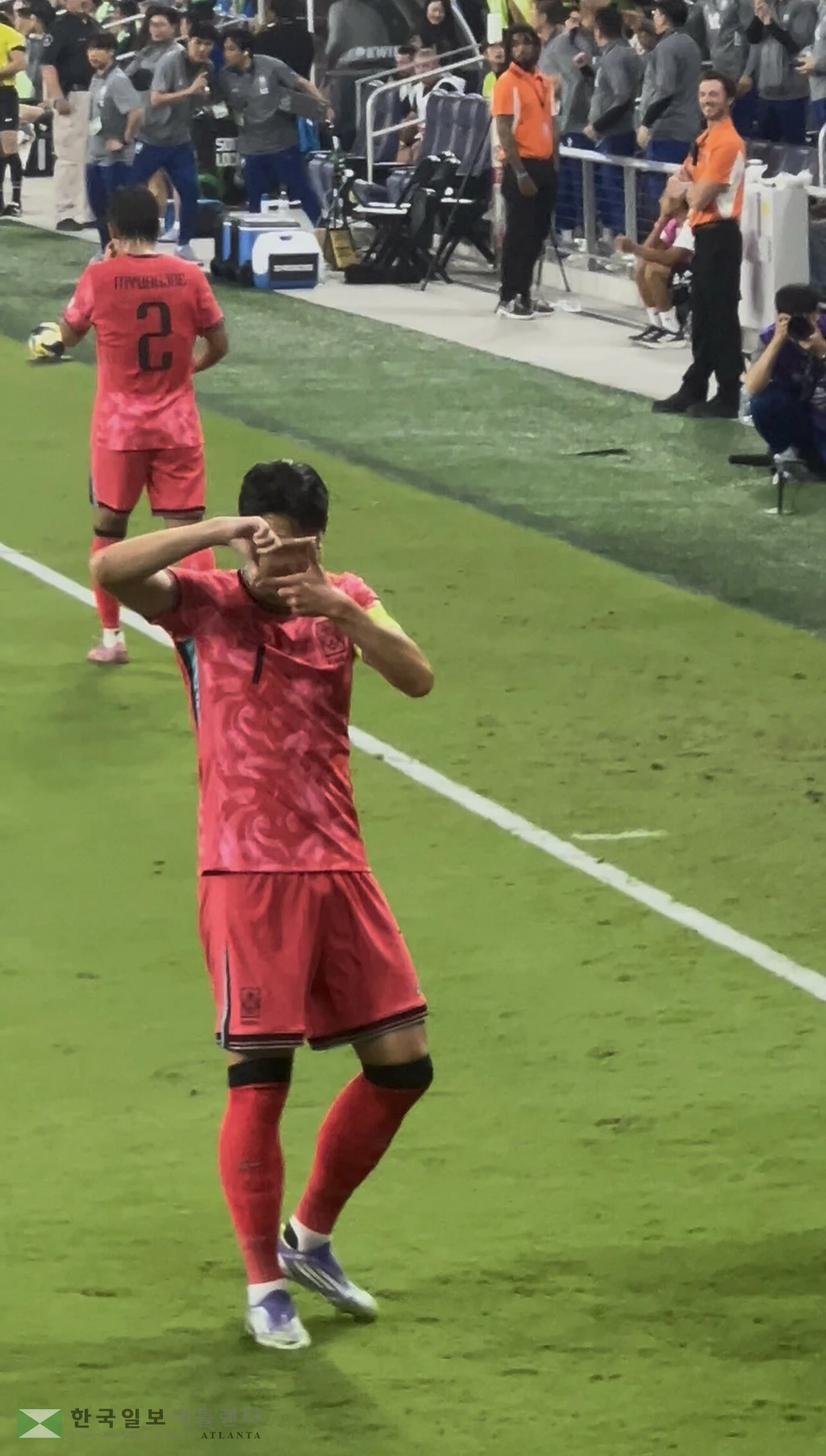 동점골을 넣고 찰칵세레머니 하는 손흥민 선수.(사진=이종훈 기자)