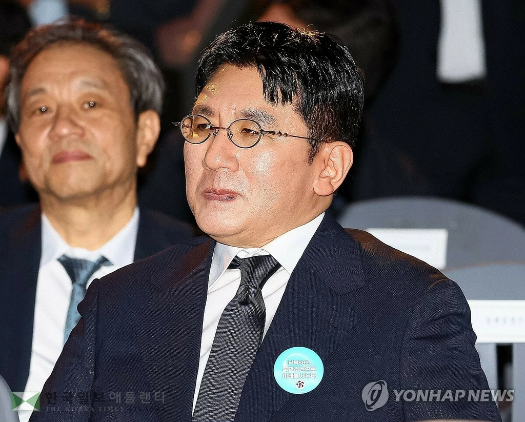  방시혁 하이브 의장이 15일(한국시간) 서울 세종대로 광화문광장에서 열린 제21대 대통령 국민임명식 ‘광복 80년, 국민주권으로 미래를 세우다’ 행사에 참석해 있다. 2025.8.15. [연합]