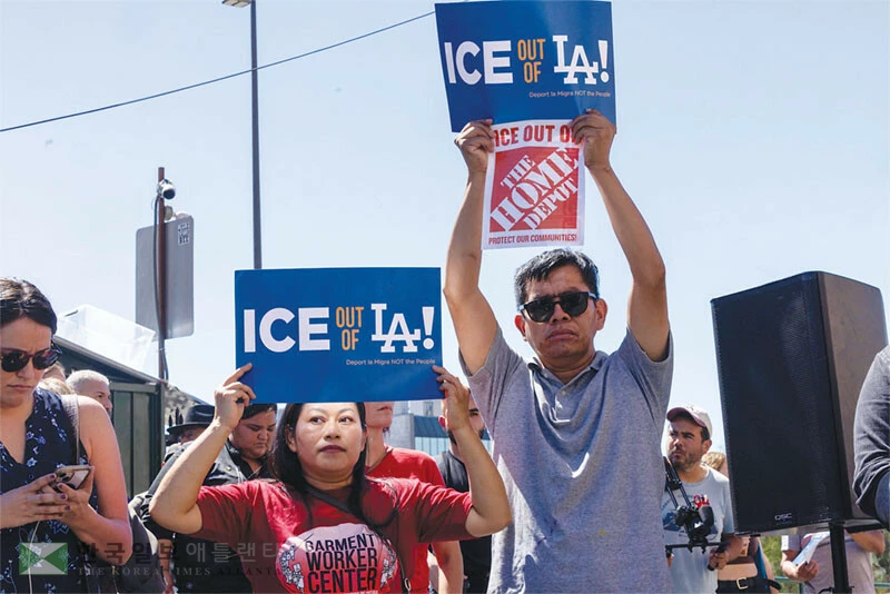 지난 8일 연방 대법원의 무작위 이민 단속 허용 결정에 반발하는 이민 단체 관계자들이 ‘ICE는 LA에서 나가라’는 플래카드를 들고 있다. [로이터]