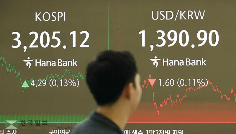  원·달러 환율이 1,400원대에 육박하는 달러 강세로 고착화되고 있다. 서울 하나은행 딜링룸에 증시와 환율이 전시되고 있다. [연합]