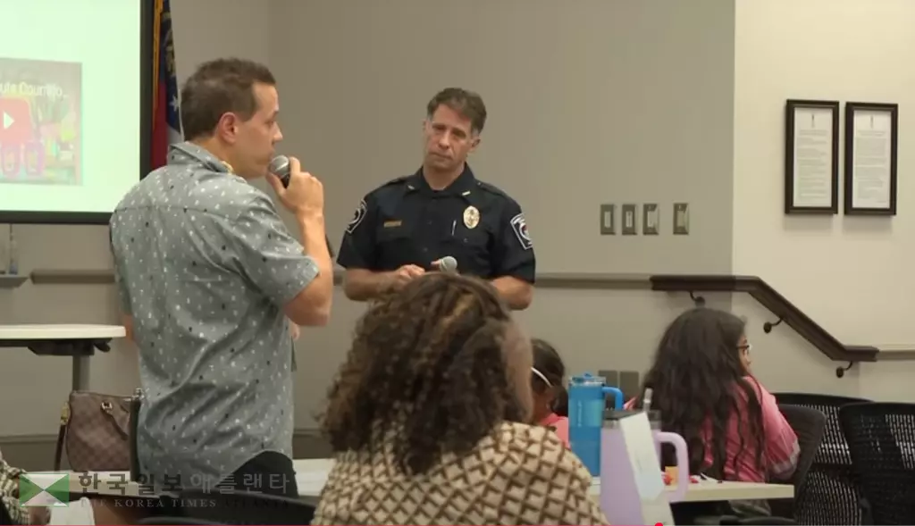 8일 열린 귀넷 학교안전 자문회의에 참석한 한 학부모가 무기탐지 시스템의 초등학교 설치를 요창하고 있다.<사진=11얼라이브 뉴스 캡쳐>