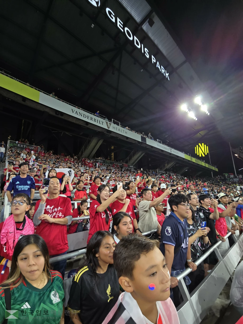 한국 응원단의 열띤 응원전.