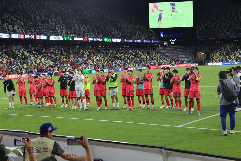 경기 한국 응원단에게 인사하는 한국 축구대표팀.