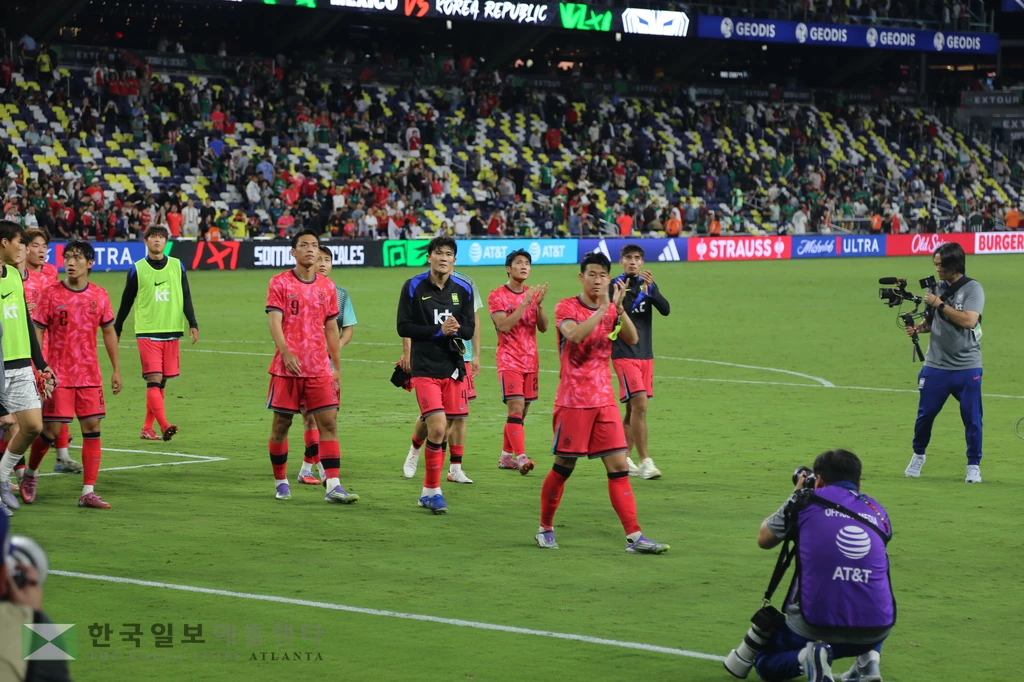한국대표팀이 경기 후 한국응원단을 찾아 인사하고 있다.