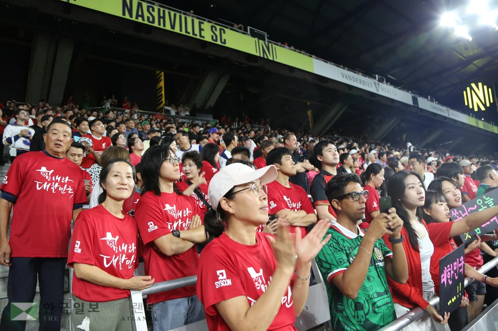 한국 응원단의 열띤 응원.