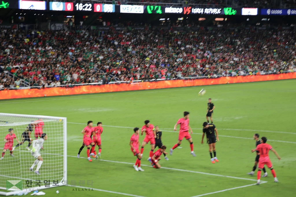 골대 앞 양팀 선수들의 공방.