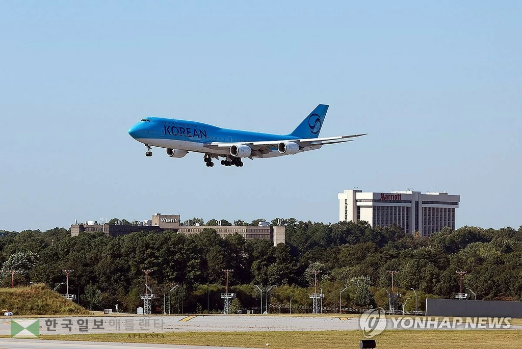 조지아주 현대차그룹-LG에너지솔루션 배터리 합작 공장(HL-GA 배터리회사) 건설 현장에서 구금된 한국인을 태울 대한항공 전세기가 10일 하츠필드-잭슨 애틀랜타 국제공항에 착륙하고 있다. 외교부는 이날 "조지아주에 구금된 우리 국민들의 현지 시간 10일 출발은 미측 사정으로 어렵게 됐다"고 밝혔다. 2025.9.11(애틀랜타=연합뉴스)