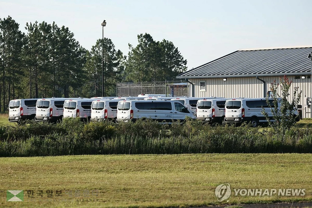 이민당국에 구금된 한국인들을 데려오려던 전세기 출발이 미국측 사정으로 어렵게 된 10일 한국인들이 수감돼 있는 조지아주 포크스턴의 이민세관단속국(ICE) 구금시설 인근에 관련 미니 버스가 주차돼 있다. 2025.9.10 (포크스턴 조지아주=연합뉴스)