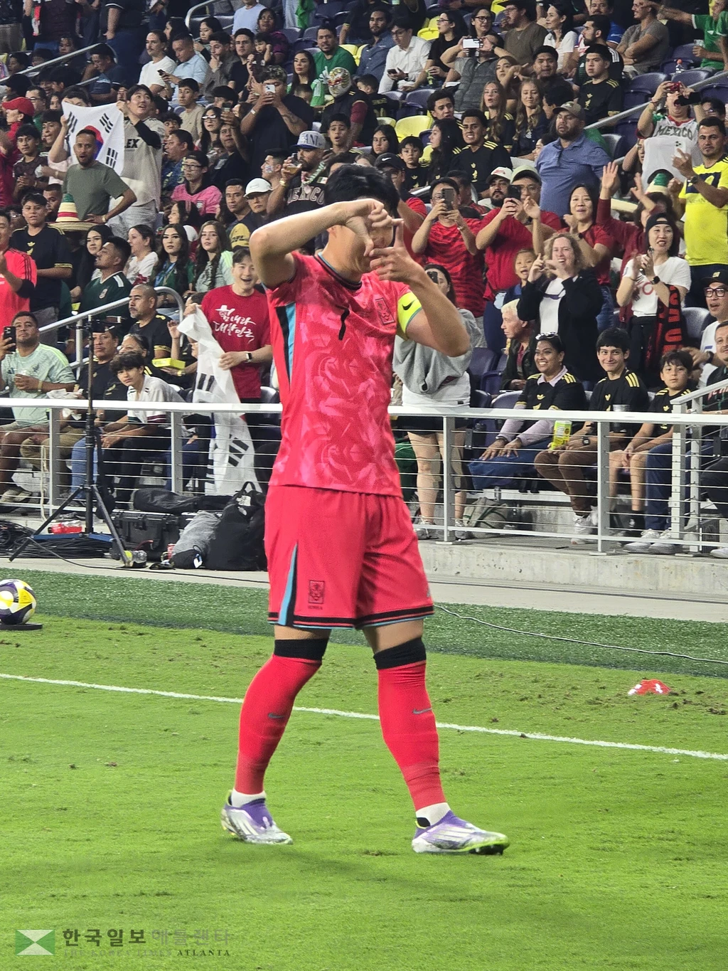 손흥민 특유의 골 세레모니.