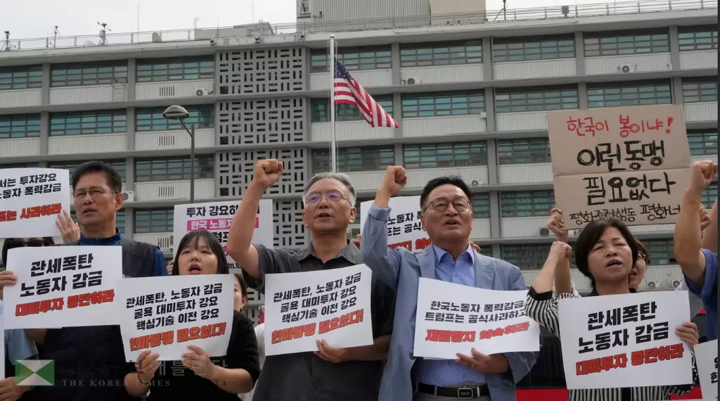 AJC가 현대차 이민단속 뒤 조지아 한인사회 및 한국의 분위기를 전하는 기사와 함께 게재한 서울 AP 기자의 사진. 