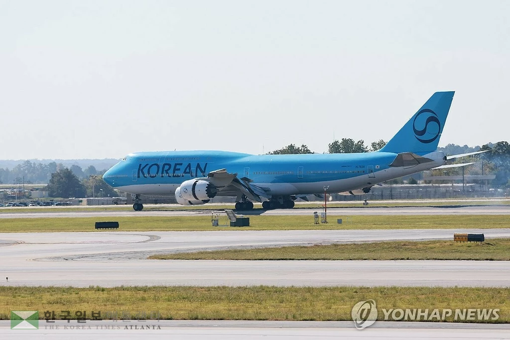  조지아주 현대차그룹-LG에너지솔루션 배터리 합작 공장(HL-GA 배터리회사) 건설 현장에서 구금된 한국인을 태울 대한항공 전세기가 10일 하츠필드-잭슨 애틀랜타 국제공항에 착륙하고 있다. 외교부는 이날 "조지아주에 구금된 우리 국민들의 현지 시간 10일 출발은 미측 사정으로 어렵게 됐다"고 밝혔다. 2025.9.11 (애틀랜타=연합뉴스)
