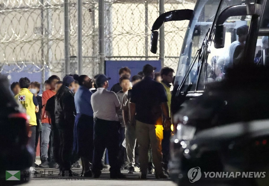 이민단속으로 체포됐던 현대차-LG엔솔 배터리공장 건설 현장 직원들이 애틀랜타 공항으로 향하기 위해 11일 조지아주 포크스턴의 이민세관단속국(ICE) 구금시설을 나서며 버스에 탑승하고 있다. 2025.9.11 (포크스턴 조지아주=연합뉴스)