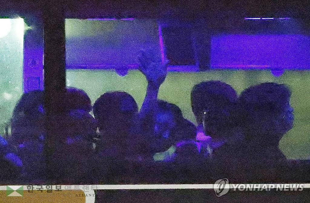 이민단속으로 체포됐던 현대차-LG엔솔 배터리공장 건설 현장 직원이 11일(현지시간) 미국 조지아주 포크스턴의 이민세관단속국(ICE) 구금시설에서 나와 버스에 탑승해 손 들어 인사하고 있다. 2025.9.11 (포크스턴 조지아주=연합뉴스) 