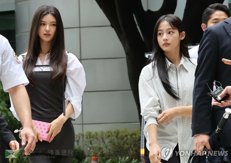  기획사 어도어와 전속계약 분쟁 중인 그룹 뉴진스의 다니엘(왼쪽)과 민지가 지난달 14일(한국시간) 서울 서초구 서울중앙지방법원에서 열린 전속계약 유효확인 소송 1심 조정을 위해 법원으로 들어서고 있다. 2025.8.14. [연합]