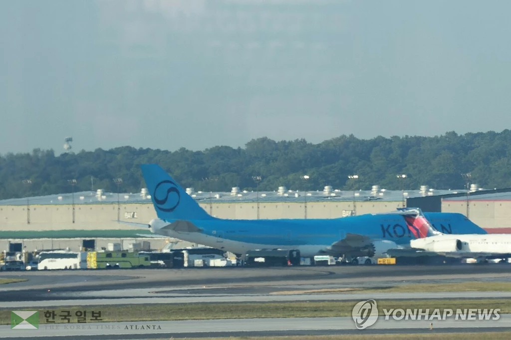 이민단속으로 체포됐던 현대차-LG엔솔 배터리공장 건설 현장 직원을 태운 버스가 11일 조지아주 하츠필드-잭슨 애틀랜타 국제공항에 도착해 대한항공 전세기로 접근하고 있다. (애틀랜타=연합뉴스)