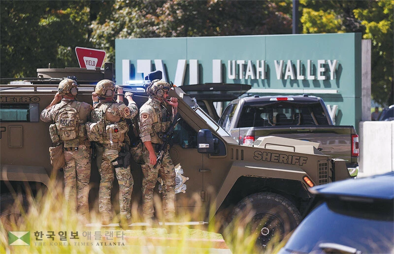  10일 찰리 커크 총격 암살 사건이 발생한 유타밸리 대학 캠퍼스에 무장 경찰이 출동해 대응하고 있다. 아래 사진은 이날 암살되기 직전 연설하던 커크의 모습. [로이터]