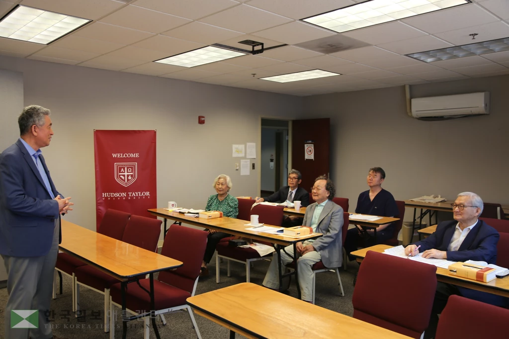 허드슨 테일러 대학교 '평신도 신학 훈련과정' 수강생들이 10일 4복음서를 수강하고 있다.