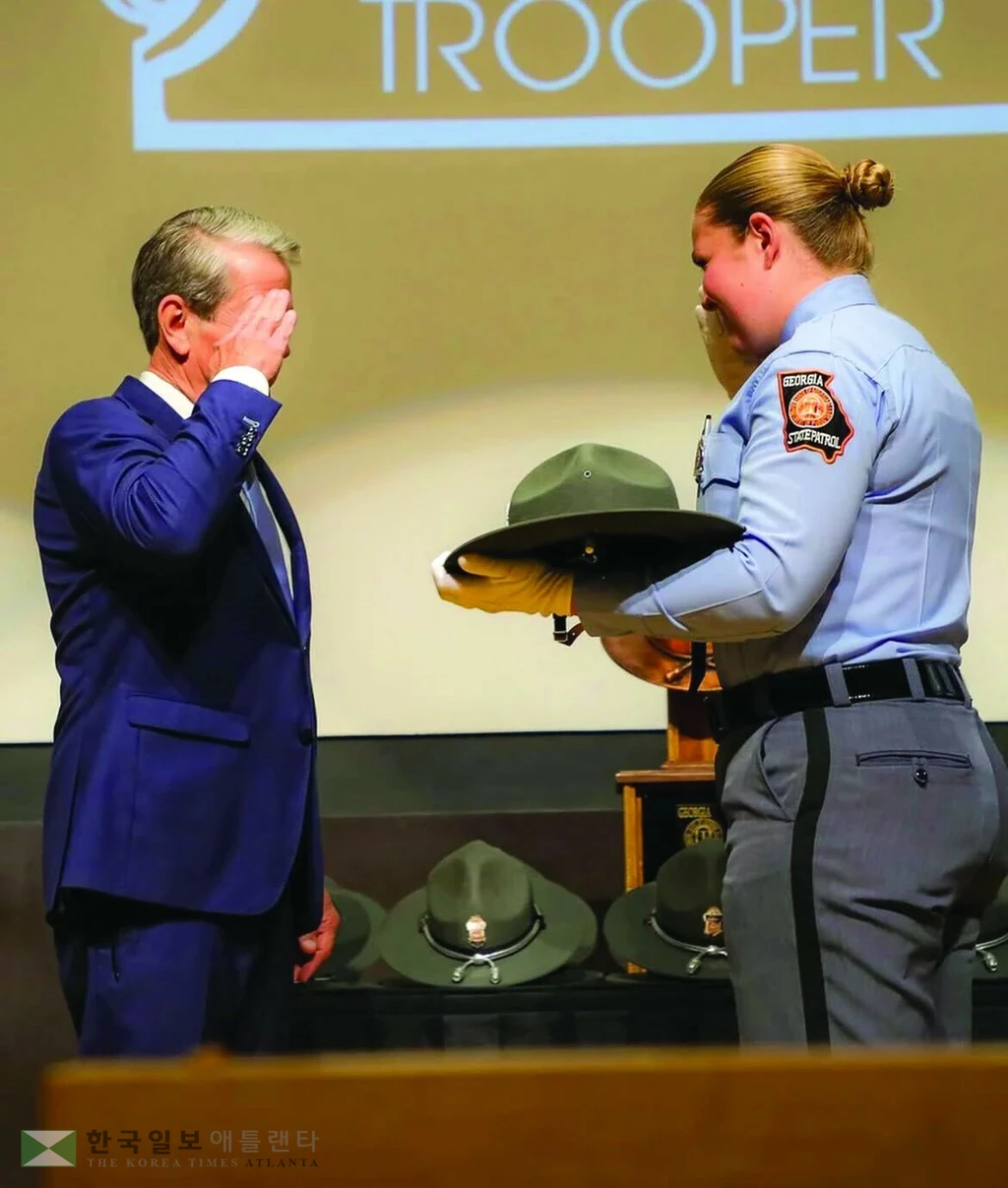 지난 5일 루시 켐프가 임관 후 아빠인 브라이언 켐프 주지사에게 신고하고 있다.