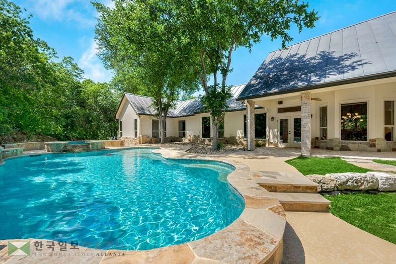 수영장이 딸린 집이 여전히 인기로, 비싸게 매매된다. 하지만 유지비가 많이 들기 때문에 구매 전 꼼꼼한 점검이 필수다.<사진=Shutterstock>