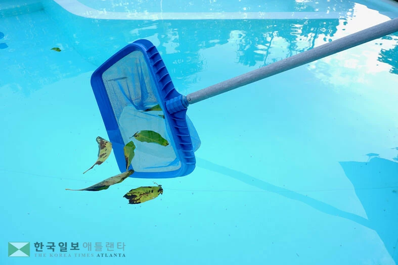 수영장 연간 유지비가 최대 4,000달러까지 들 수 있기 때문에 전문업체는 물
론 셀프 관리로 비용을 줄여야 한다.<사진=Shutterstock>