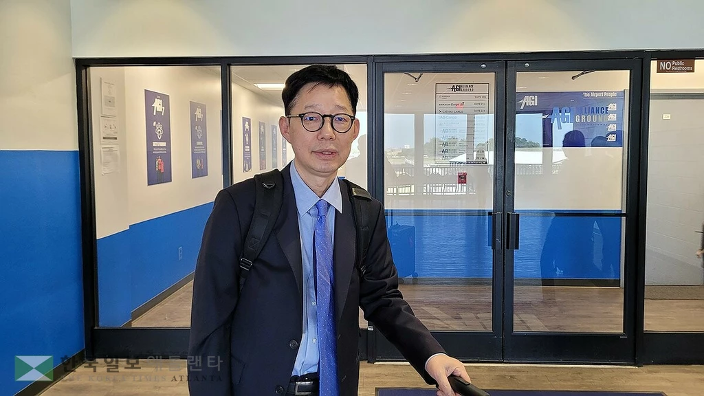 박윤주 외교부 1차관이 11일 미국 이민 당국에서 풀려난 한국 국민과 함께 귀국하는 전세기를 타기 위해 조지아주 애틀랜타공항에 도착하고 있다. 2025.9.12(애틀랜타 조지아주=연합뉴스) 