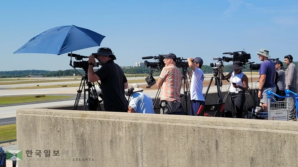 미국 현지 언론이 11일 조지아주 애틀랜타공항에서 한국인이 탑승한 대한항공 전세기가 이륙하는 모습을 촬영하고 있다. (애틀랜타=연합뉴스) 