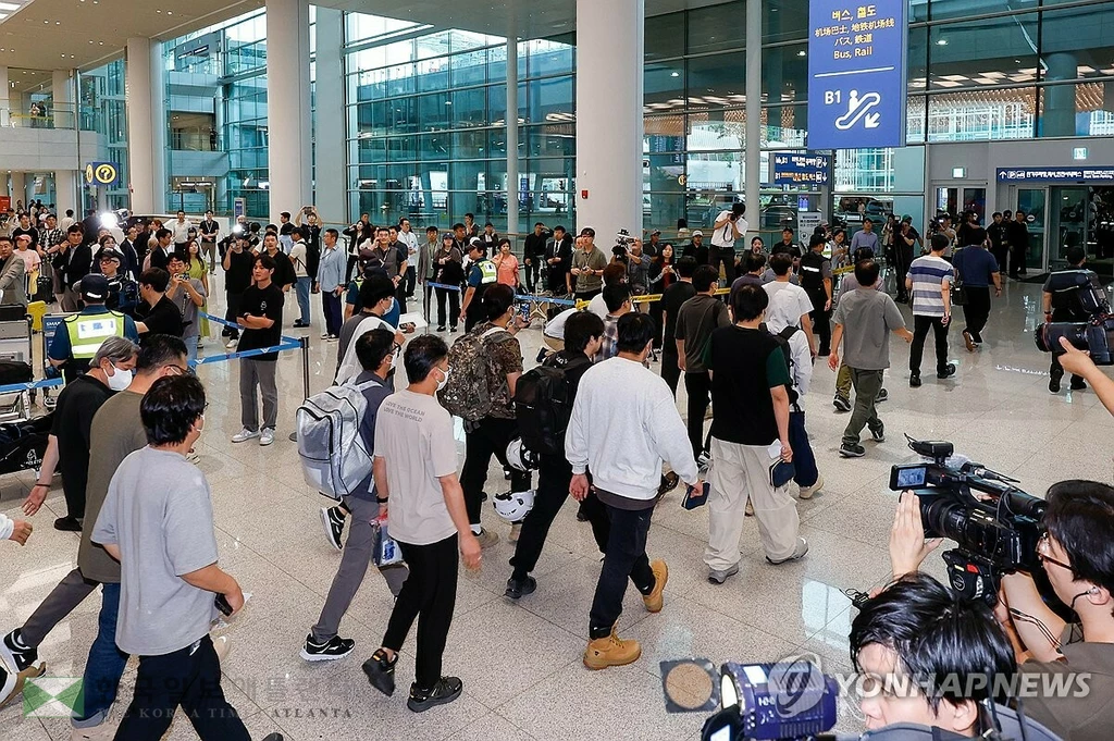 미국 이민당국에 의해 조지아주에 구금됐던 한국인 근로자들이 12일 인천국제공항 제2여객터미널 입국장을 나서고 있다. 2025.9.12 [공동취재] 