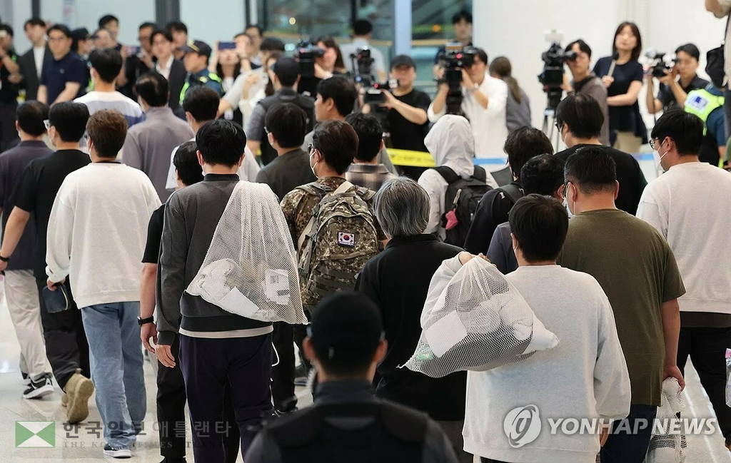 미국 이민당국에 의해 조지아주에 구금됐던 한국인 근로자들이 12일 영종도 인천국제공항 제2여객터미널 입국장을 나서고 있다. (영종도=연합뉴스)
