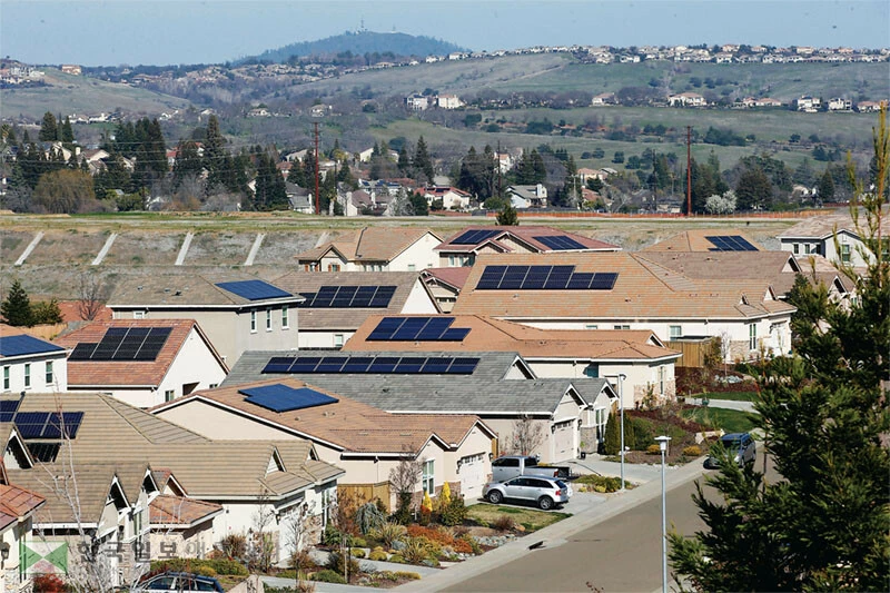 기후 변화로 인해 산불 등 자연 재해가 늘면서 가주 등 전국에서 주택 보험료 인상의 주요 요인으로 자리잡고 있다. 가주 내 한 주택단지의 모습. [로이터]